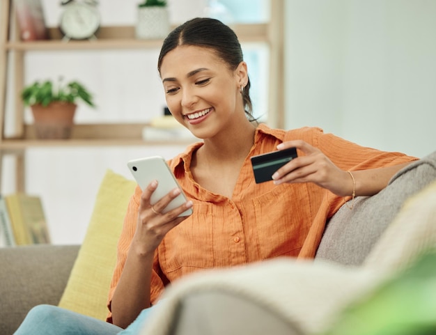 Tarjeta de crédito mujer y teléfono para pago de comercio electrónico fintech y contraseña para compras en línea en casa Aplicación móvil de persona femenina feliz y banca por Internet para cuenta financiera de presupuesto y dinero eft