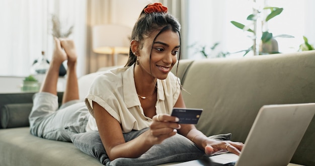 Tarjeta de crédito portátil y mujer feliz escribiendo código de contraseña de compras en línea o búsqueda en la web de ofertas de descuento de comercio electrónico Cambio de dinero digital pago fácil de ventas o banca de clientes omnichannel en casa