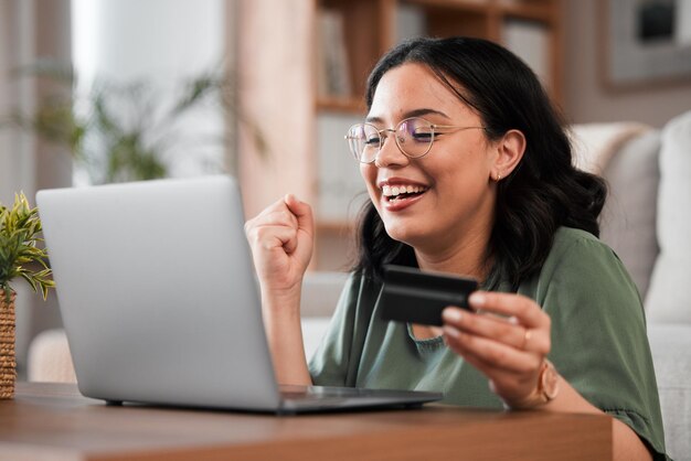 tarjeta de crédito portátil y mujer o ganador para compras en línea en casa éxito de aprendizaje electrónico o pago de fintech Sí préstamo estudiantil y persona feliz para suscripción de estudio bancario y bonificación financiera o venta