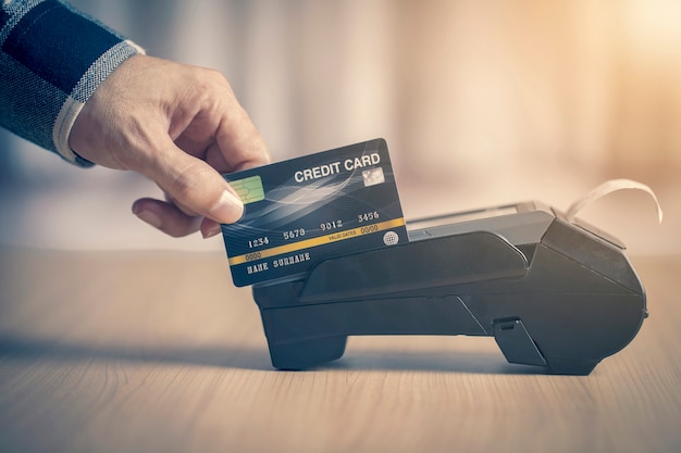 Tarjeta de crédito de terminal de pago para compras en línea