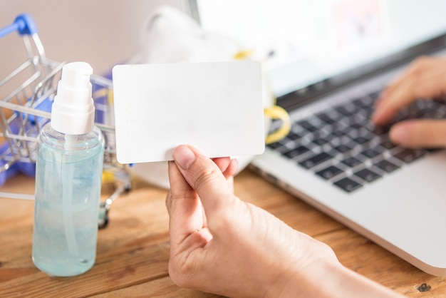 Foto tarjeta de crédito y uso. concepto de compra online