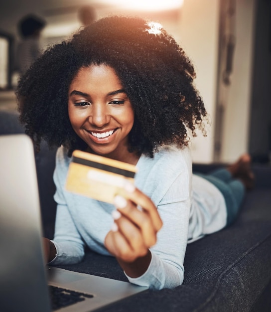 tarjeta de débito portátil y mujer negra con sonrisa compra y compras en línea para la suscripción de películas relajarse descanso y chica con presupuesto para la membresía en la aplicación para películas y entretenimiento en el hogar