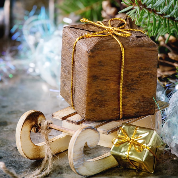 Tarjeta de decoración navideña con juguetes y árbol