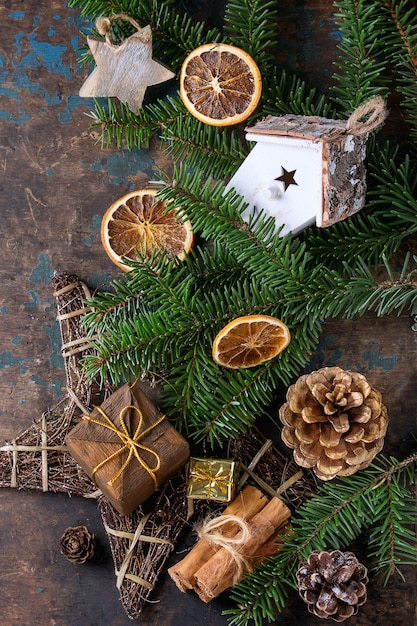 Tarjeta de decoración navideña con juguetes y árbol