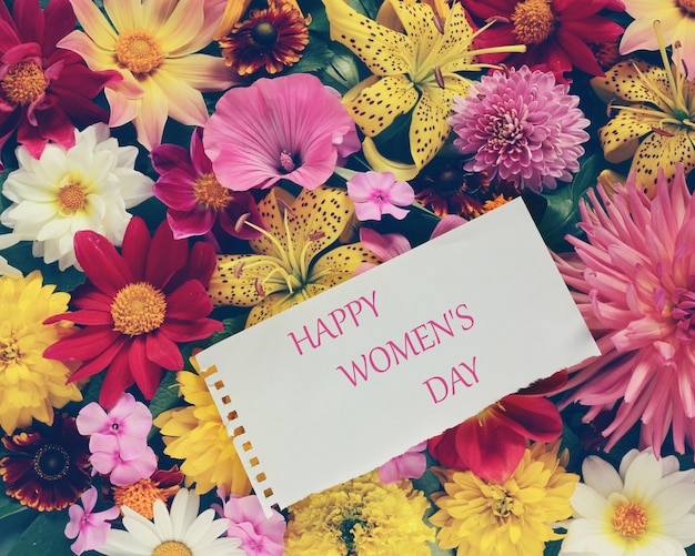 Tarjeta del día de la mujer feliz