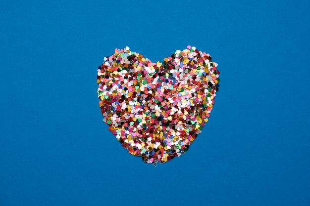 Foto tarjeta del día de san valentín en color azul de moda - corazón hecho de confeti