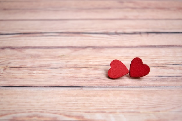 Tarjeta del día de San Valentín con corazones rojos sobre un fondo de madera, mensaje de amor. Concepto de amor Romántico.