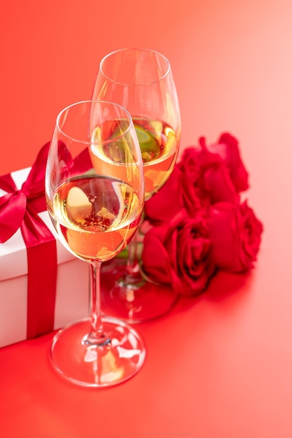 Tarjeta del día de san valentín con flores rosas de champán y caja de regalo