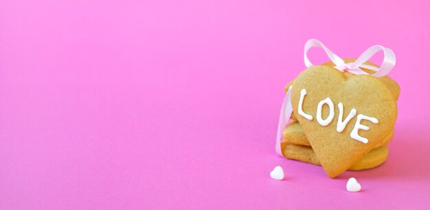 Tarjeta del día de San Valentín, pila de galletas de mantequilla caseras