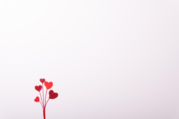 Foto tarjeta de día de san valentín vista superior fondo blanco corazones rojos felicitaciones de vacaciones amor minimalista