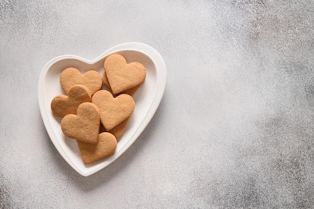 Tarjeta del día de san valentín con vista superior de galletas caseras en forma de corazón