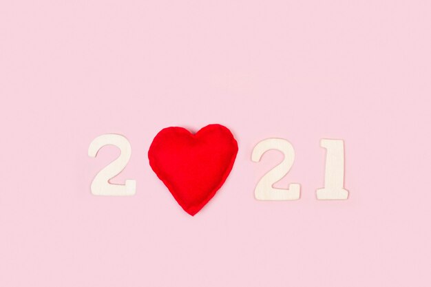 Tarjeta de felicitación de año nuevo 2021 con un corazón en el lugar cero