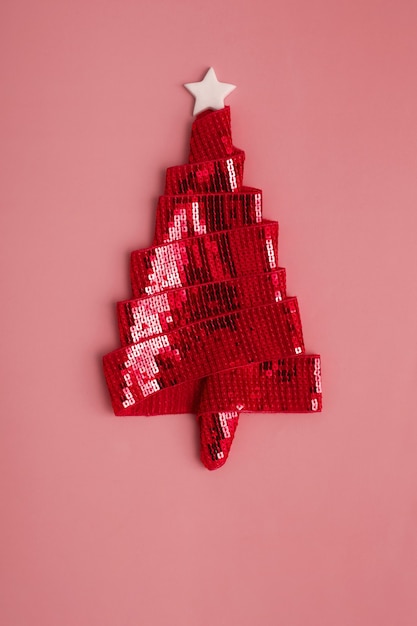 Tarjeta de felicitación con árbol de navidad rojo brillante abstracto hecho de cinta para feliz navidad y año nuevo