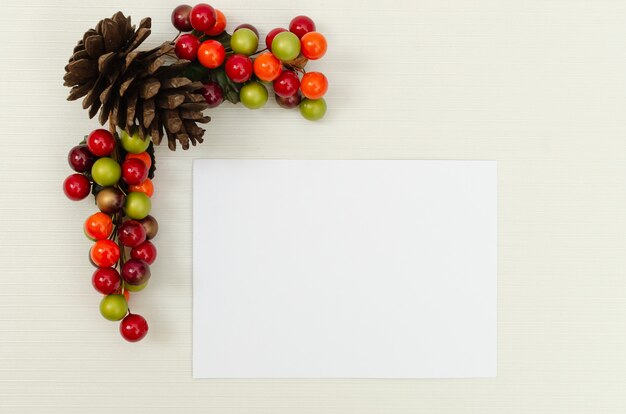 Tarjeta de felicitación en blanco para navidad con decoración, vista superior