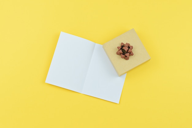 Tarjeta de felicitación con copia espacio y caja de regalo en amarillo