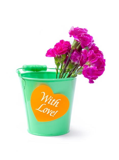 Foto tarjeta de felicitación cubo verde con flores rosas y corazón lebal