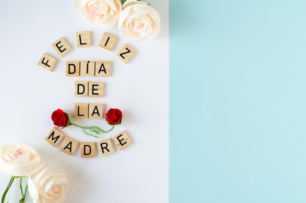 Tarjeta de felicitación del día de la madre feliz con rosas sobre fondo blanco