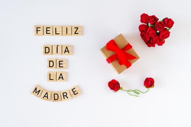 Foto tarjeta de felicitación del día de la madre con rosas sobre fondo blanco.