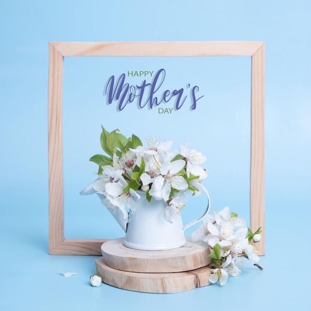 Tarjeta de felicitación del día de las madres felices con flor y escenario de madera sobre fondo azul.