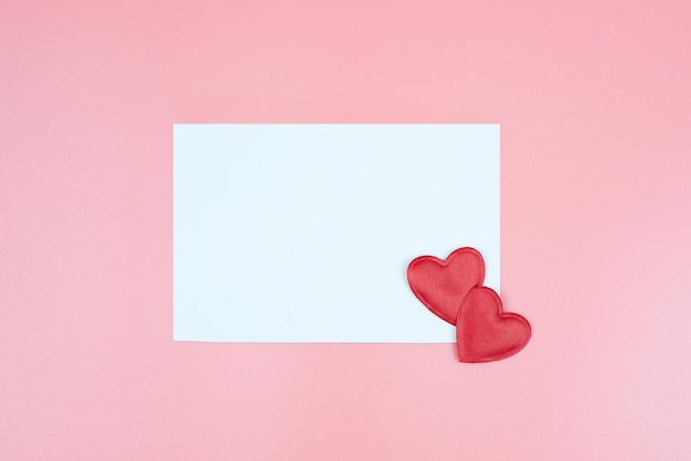 Tarjeta de felicitación del día de San Valentín aislado sobre fondo de color