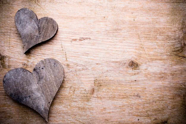 Tarjeta de felicitación del día de San Valentín. Corazón en el fondo de madera.