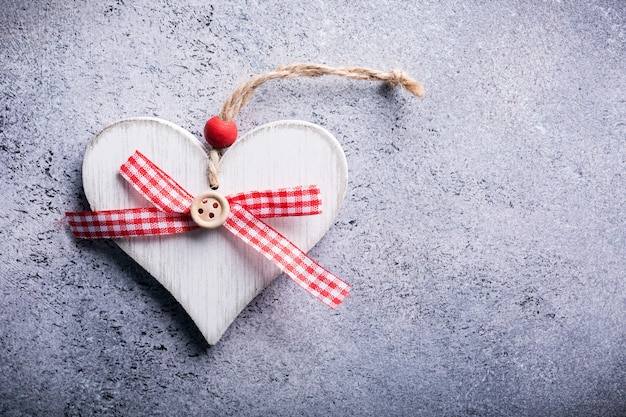 Tarjeta de felicitación del día de San Valentín con corazón de madera decorativa en piedra de hormigón con espacio para copiar texto. Concepto de San Valentín. Vista desde arriba