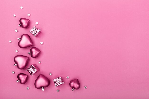 Foto tarjeta de felicitación del día de san valentín con corazones, estrellas y cajas de regalo sobre fondo rosa. vista superior con espacio vacío para su texto. lay flat, espacio de copia