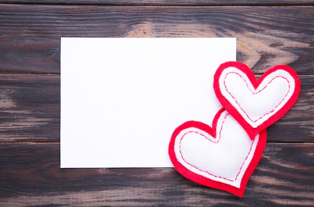 Tarjeta de felicitación del día de San Valentín. Corazones hechos a mano en marrón con espacio de copia.