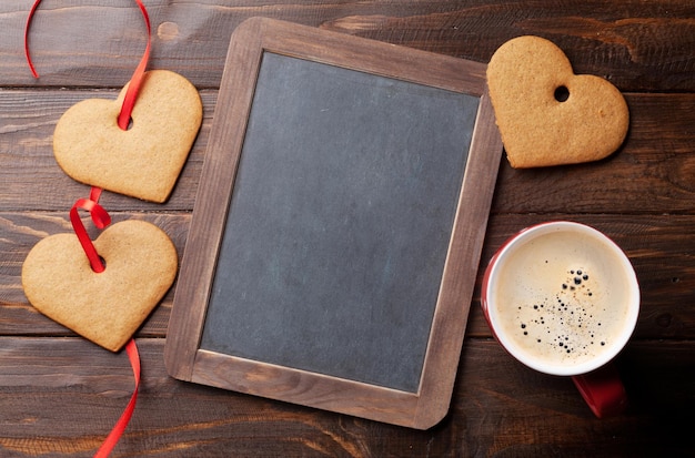 Tarjeta de felicitación del día de san valentín con galletas de corazón
