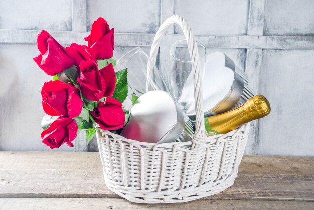 Tarjeta de felicitación del día de San Valentín con regalos en la canasta