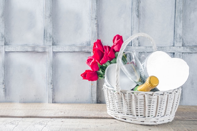 Tarjeta de felicitación del día de San Valentín con regalos en la canasta