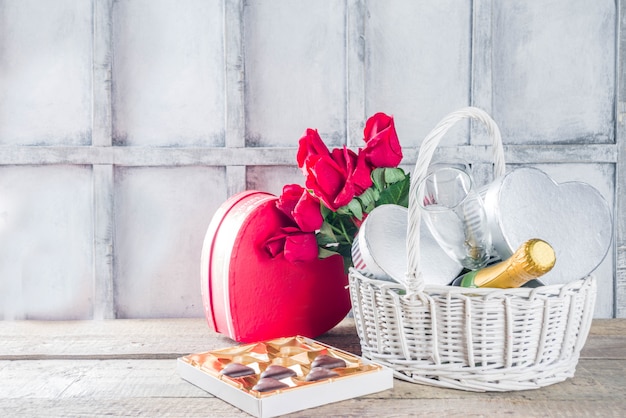 Tarjeta de felicitación del día de San Valentín con regalos en la canasta