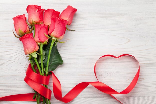 Tarjeta de felicitación del día de San Valentín con rosas rojas