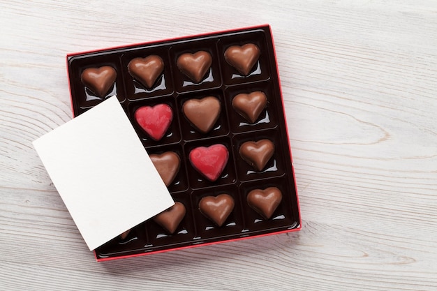 Tarjeta de felicitación del día de san valentín sobre caja de chocolate