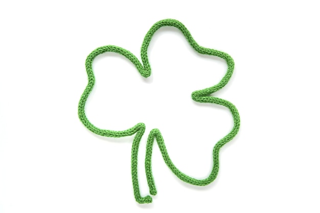 Tarjeta de felicitación del día de St Patricks Emblema del trébol de la hoja en la superficie blanca. Vista superior Espacio de copia