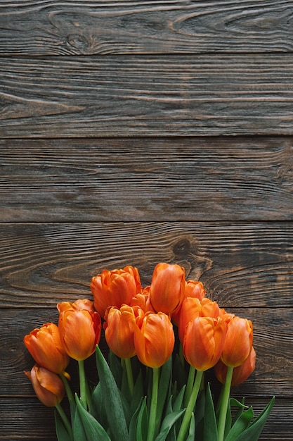 Tarjeta de felicitación con estilo Tulipanes frescos planos sobre fondo de madera Plantilla de tarjeta de felicitación floral con espacio para texto Feliz día de la mujer Feliz día de la madre Tarjeta de felicitación con estilo