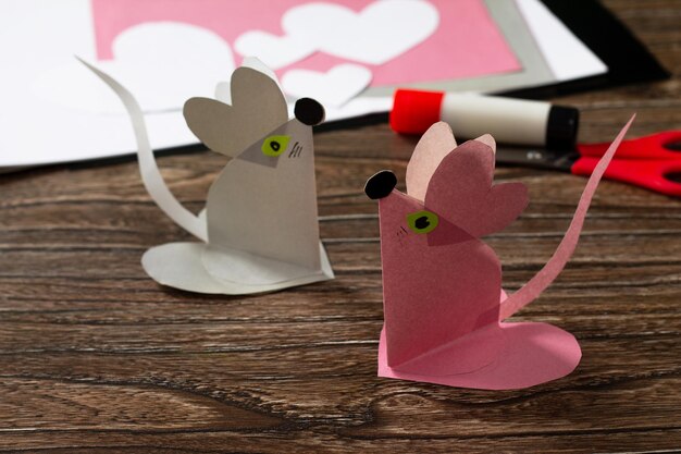 Tarjeta de felicitación con felicitación de corazón de ratón sobre la mesa