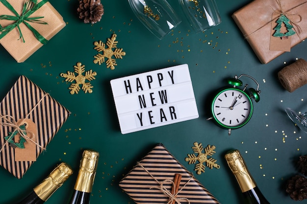Tarjeta de felicitación de feliz año nuevo con champagne y cajas de regalo