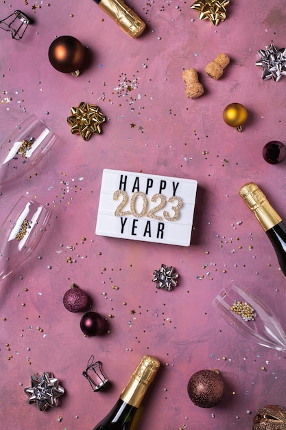 Tarjeta de felicitación de feliz año nuevo con confeti de champán