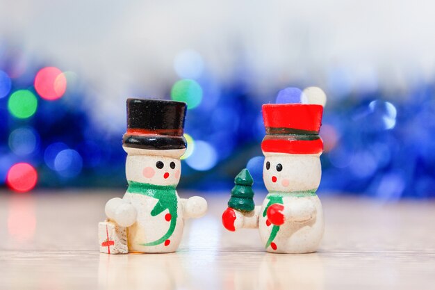 Tarjeta de felicitación feliz Navidad y feliz año nuevo. Feliz navidad juguetes snowmans