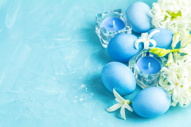 Tarjeta de felicitación festiva, feliz Pascua en estilo azul