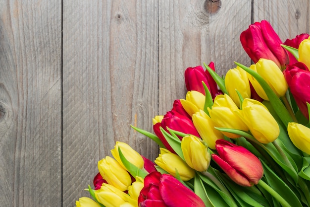 Tarjeta de felicitación festiva con ramo de tulipanes en flor. Fondo de primavera con espacio de copia