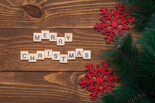 Tarjeta de felicitación. Fondo de madera con una rama de árbol de Navidad decorada