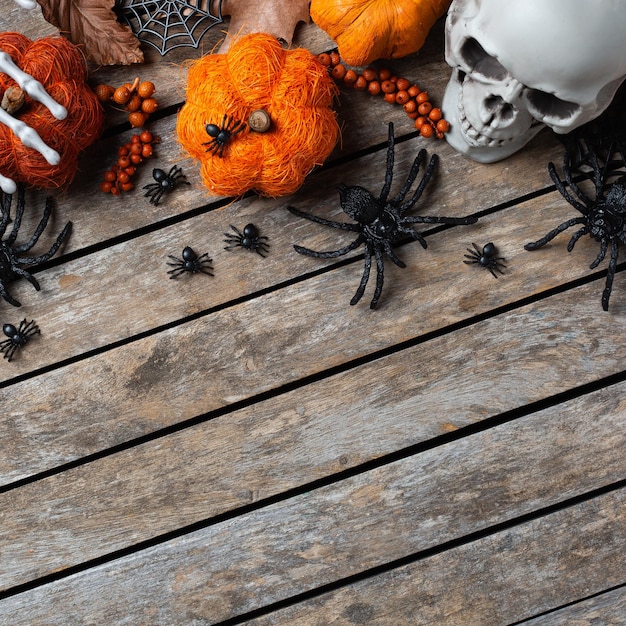 Tarjeta de felicitación de Halloween con calaveras de calabaza manos y hojas huesudas