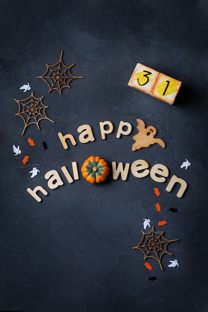 Tarjeta de felicitación de Halloween con fantasmas, calabazas y murciélagos
