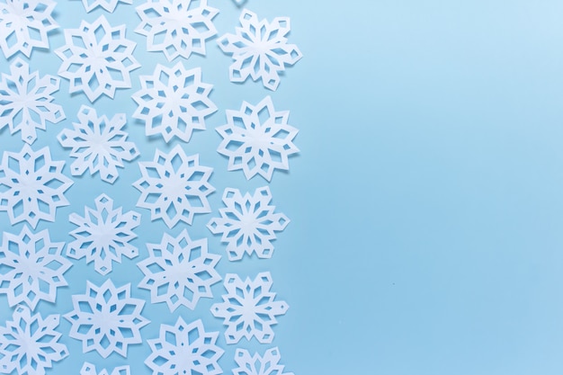 Tarjeta de felicitación de invierno de Navidad con copos de nieve blancas y espacio en blanco