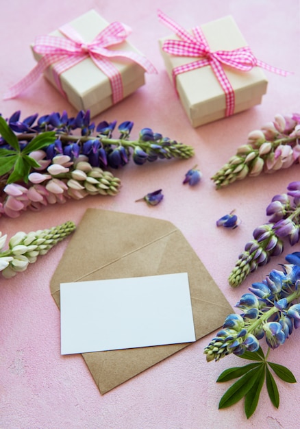 Tarjeta de felicitación de maqueta con flores de lupino