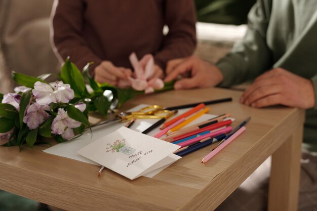 Tarjeta de felicitación en la mesa con lápices de colores