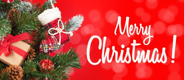 Foto tarjeta de felicitación de navidad con abeto decorado sobre fondo rojo