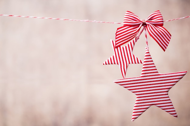 Tarjeta de felicitación de Navidad con adornos navideños rústicos.